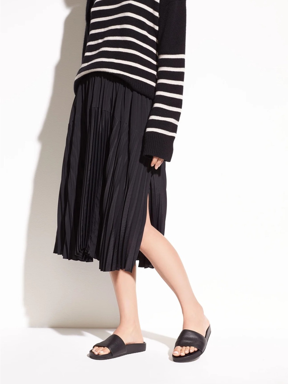 VINCE • Pleated Italian Crepe de Chine Skirt black - Medium midi